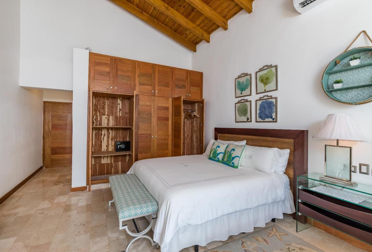 Stunning With Private Pool And Jacuzzi In *