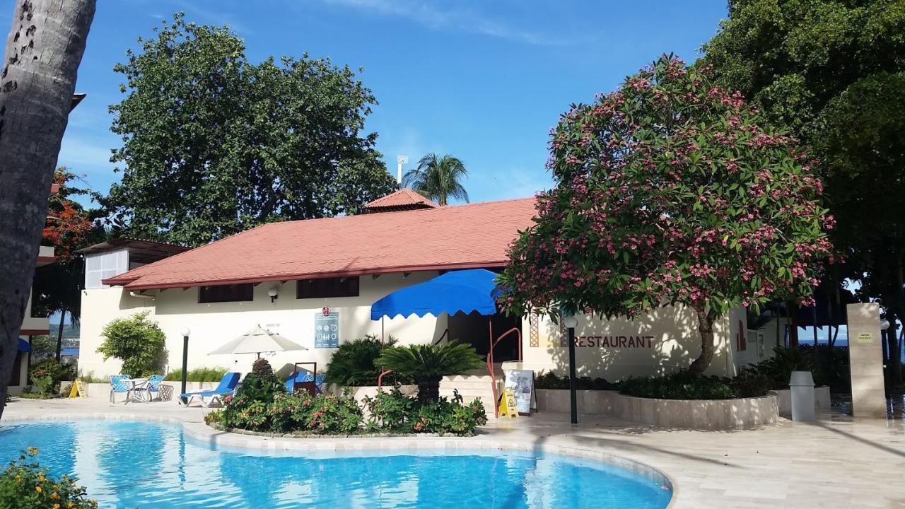 Hotel By The Sea 3*