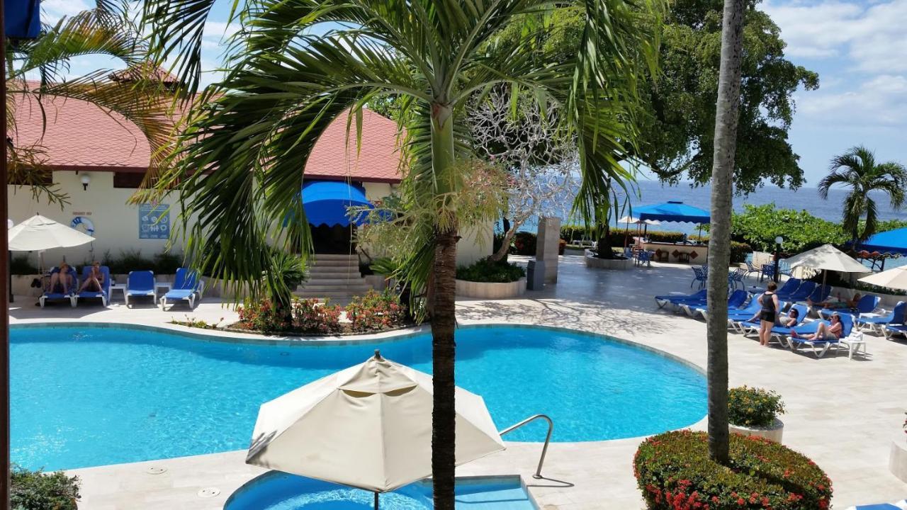 Hotel By The Sea 3*