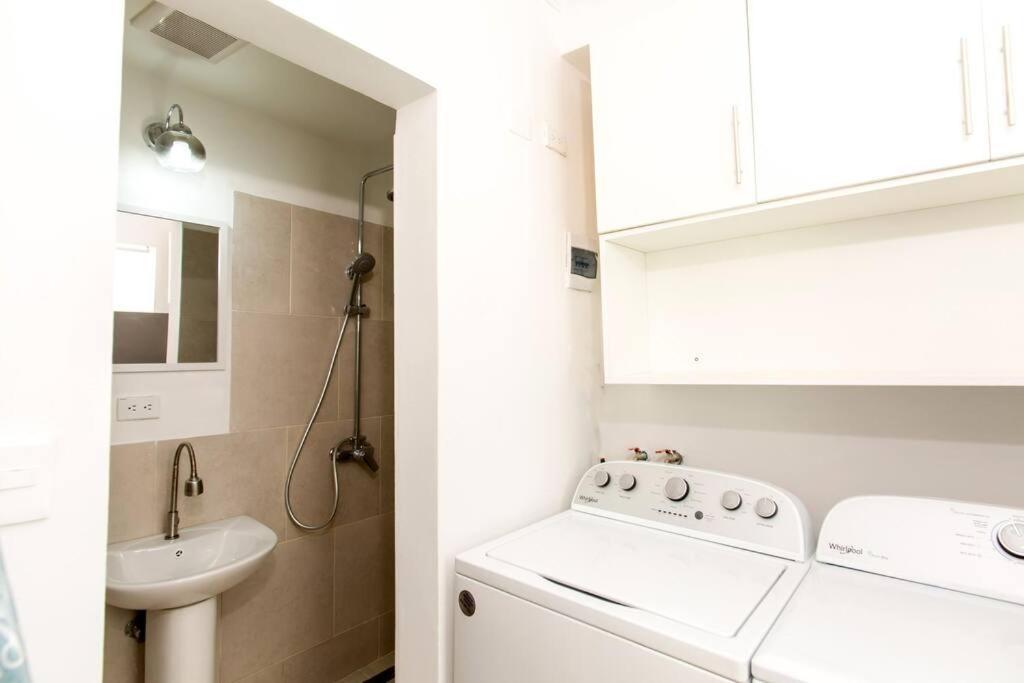 Pristine 4br Beachfront Getaway With Pool & Rooftop Apartment *