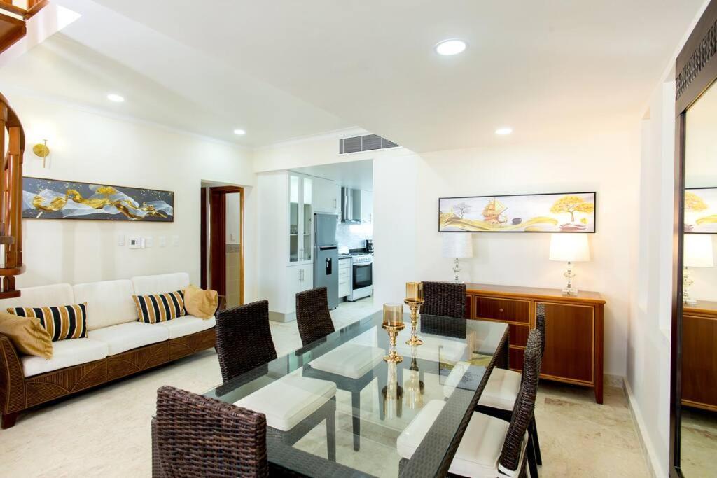 Apartment Ocean Views & Private Beach! Luxury 4bdr Getaway *