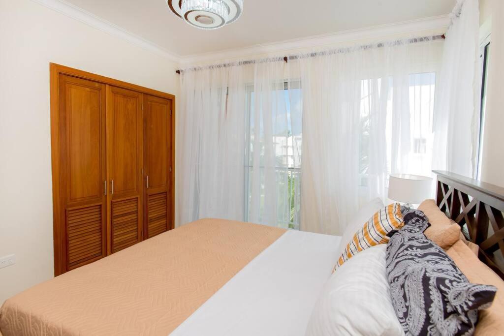 Apartment Ocean Views & Private Beach! Luxury 4bdr Getaway