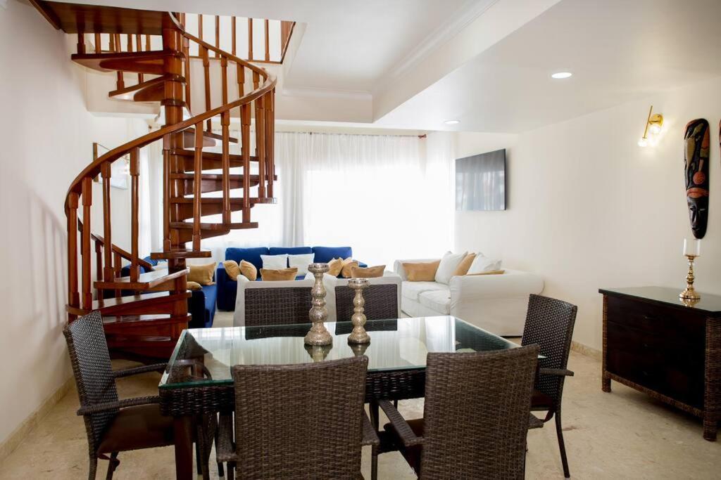 Pristine 4br Beachfront Getaway With Pool & Rooftop Apartment