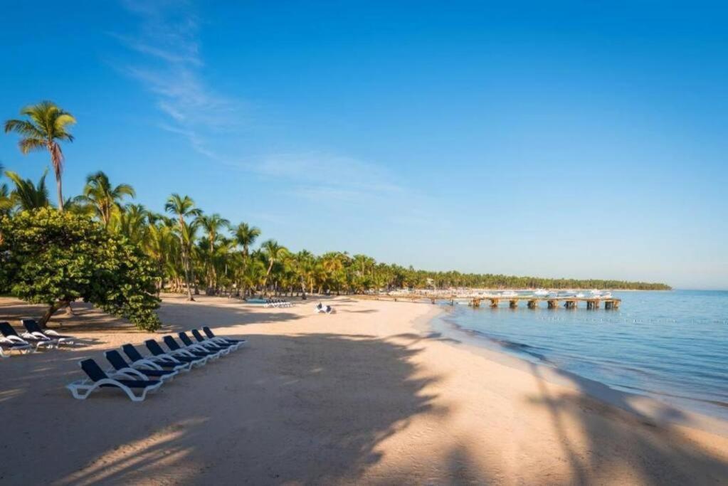 Ocean Views & Private Beach! Luxury 4bdr Getaway Apartment *