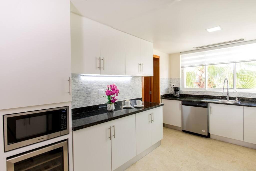 Apartment Pristine 4br Beachfront Getaway With Pool & Rooftop