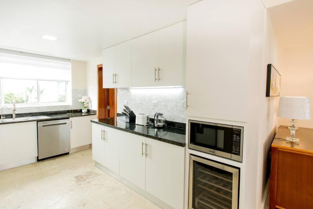 Apartment Ocean Views & Private Beach! Luxury 4bdr Getaway