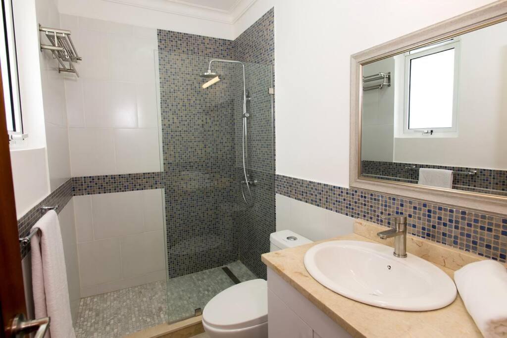 Apartment Pristine 4br Beachfront Getaway With Pool & Rooftop *