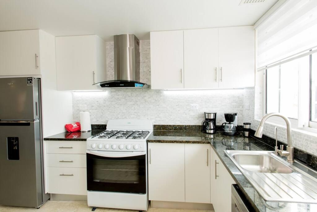 Ocean Views & Private Beach! Luxury 4bdr Getaway Apartment