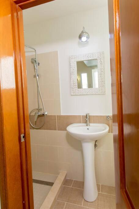 Apartment Pristine 4br Beachfront Getaway With Pool & Rooftop *