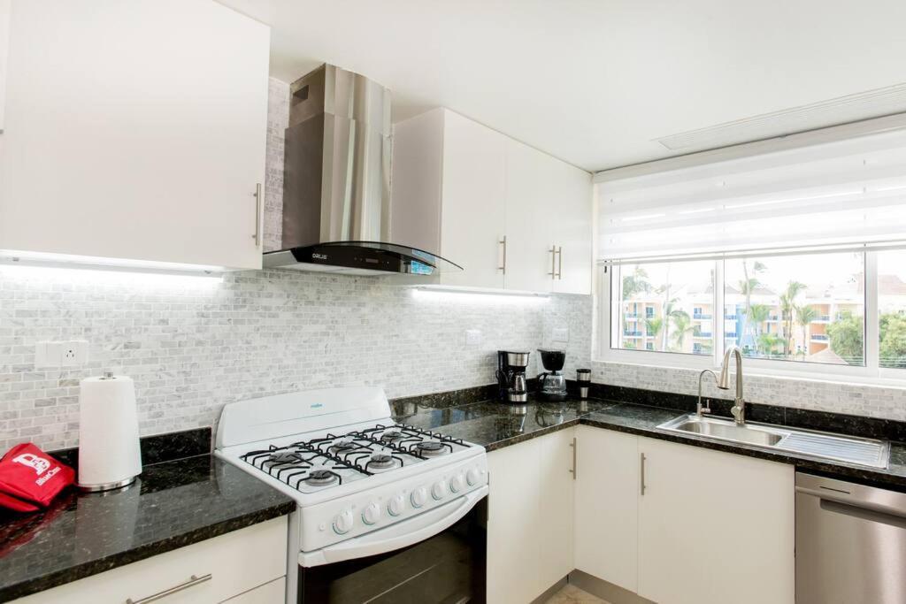Apartment Ocean Views & Private Beach! Luxury 4bdr Getaway