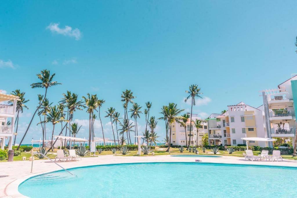 Pristine 4br Beachfront Getaway With Pool & Rooftop Apartment