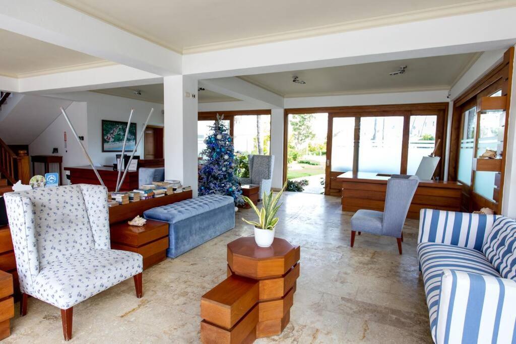 Apartment Ocean Views & Private Beach! Luxury 4bdr Getaway *