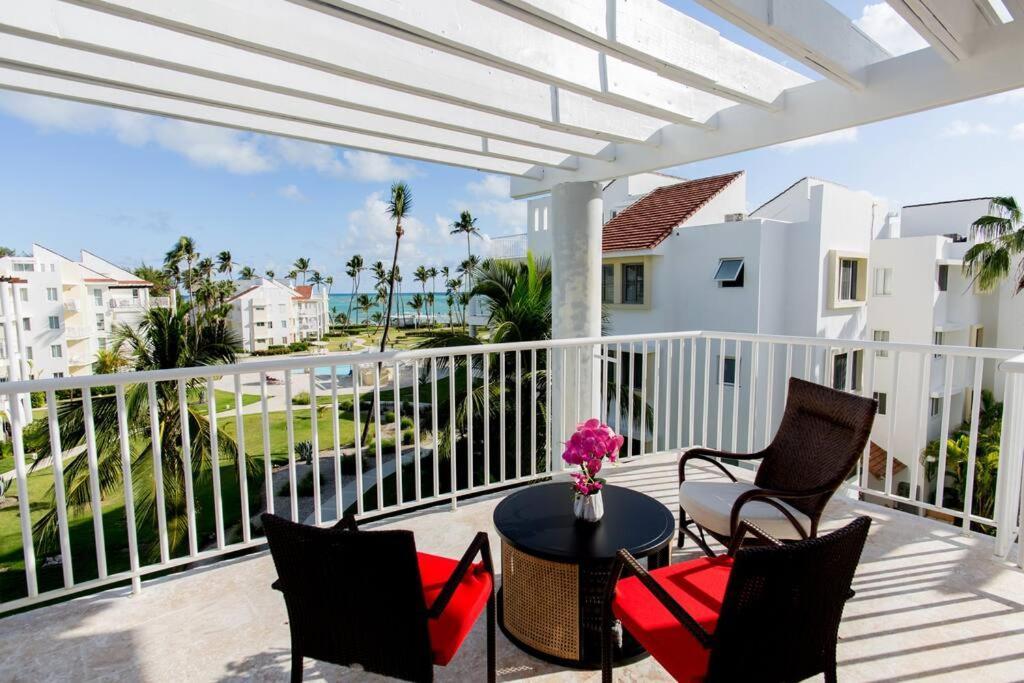 Pristine 4br Beachfront Getaway With Pool & Rooftop Apartment