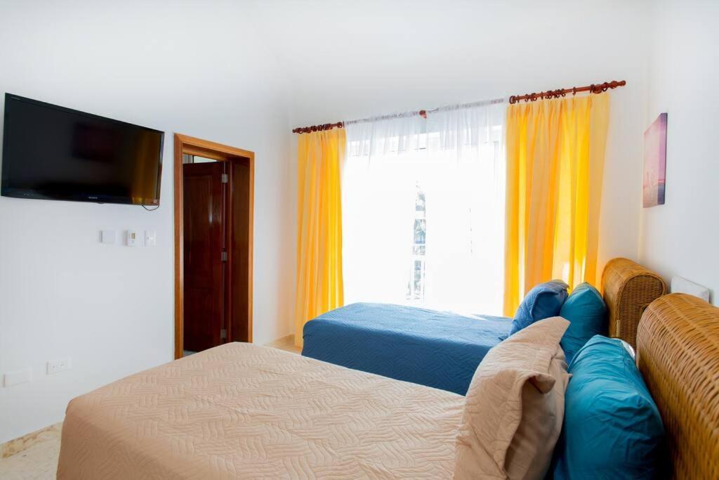 Apartment Ocean Views & Private Beach! Luxury 4bdr Getaway *