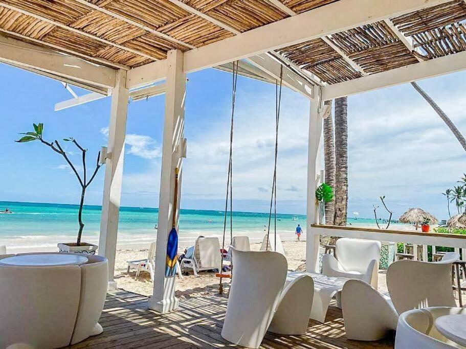 Pristine 4br Beachfront Getaway With Pool & Rooftop Apartment *