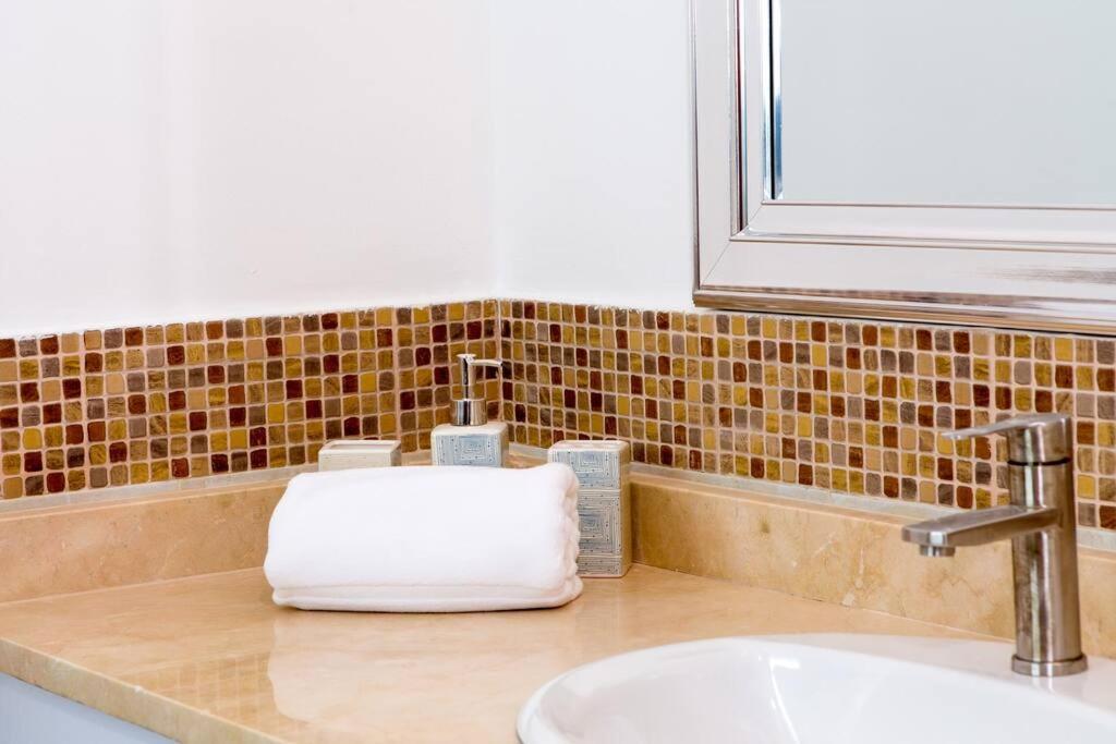 Apartment Ocean Views & Private Beach! Luxury 4bdr Getaway *