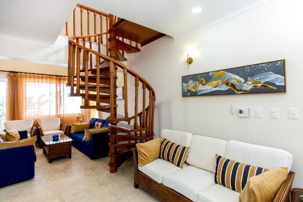 Apartment Ocean Views & Private Beach! Luxury 4bdr Getaway *