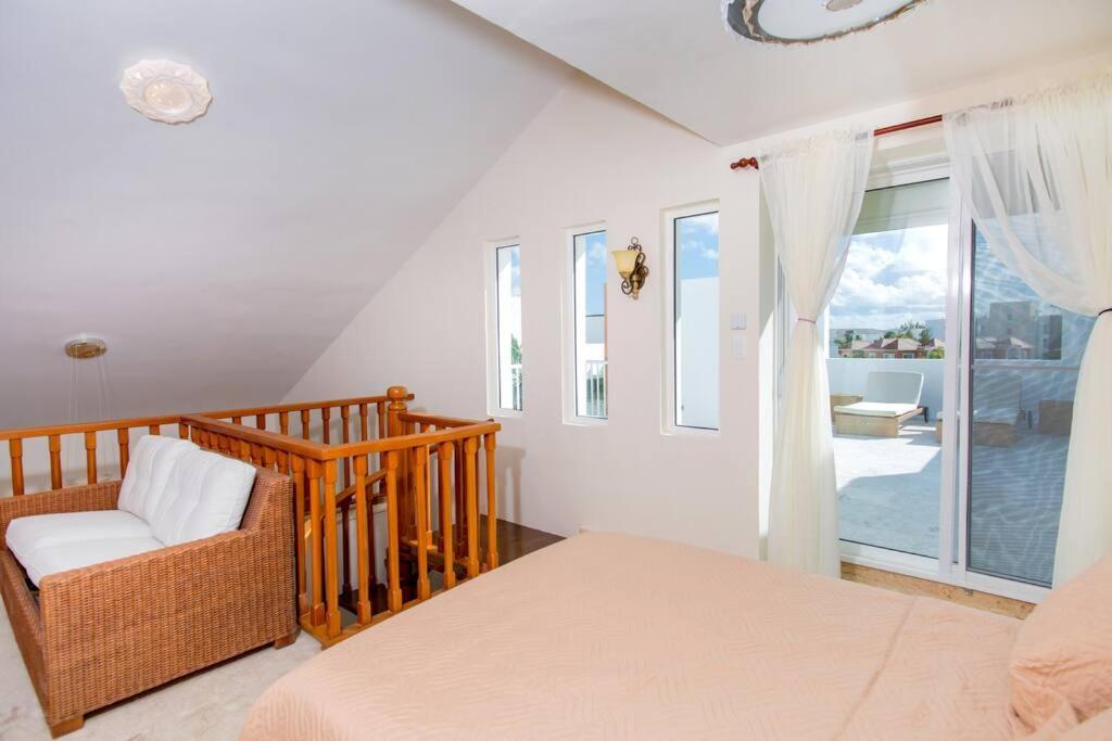 Apartment Ocean Views & Private Beach! Luxury 4bdr Getaway