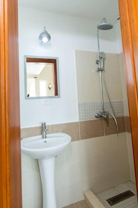 Apartment Ocean Views & Private Beach! Luxury 4bdr Getaway *