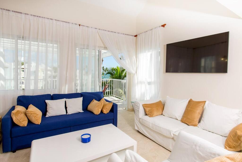 Pristine 4br Beachfront Getaway With Pool & Rooftop Apartment
