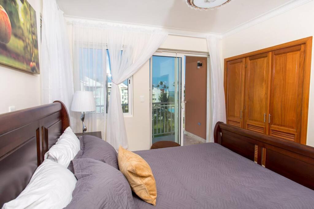 Pristine 4br Beachfront Getaway With Pool & Rooftop Apartment *