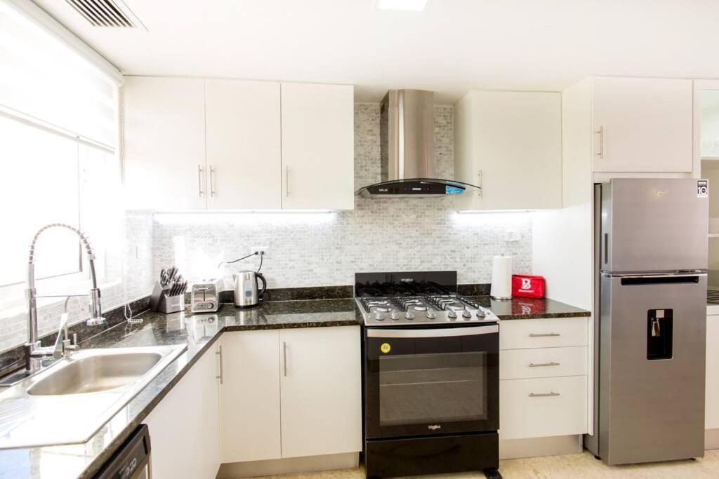 Apartment Pristine 4br Beachfront Getaway With Pool & Rooftop *
