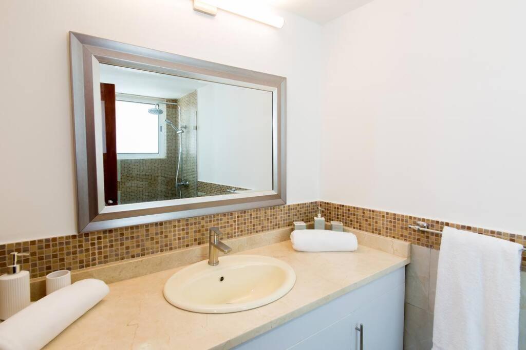Pristine 4br Beachfront Getaway With Pool & Rooftop Apartment *
