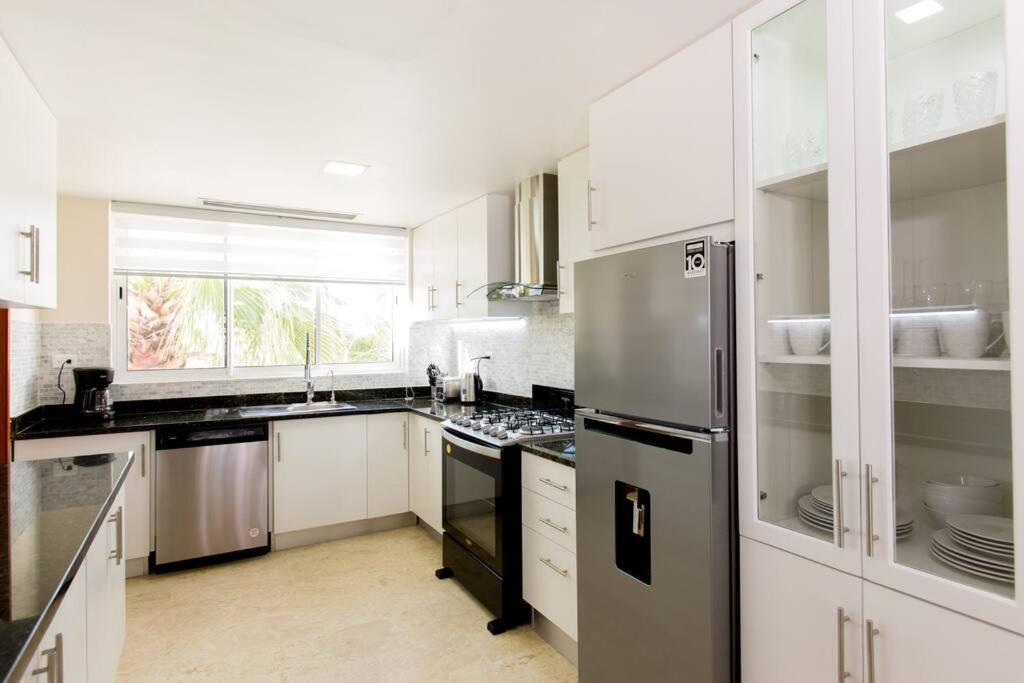 Pristine 4br Beachfront Getaway With Pool & Rooftop
