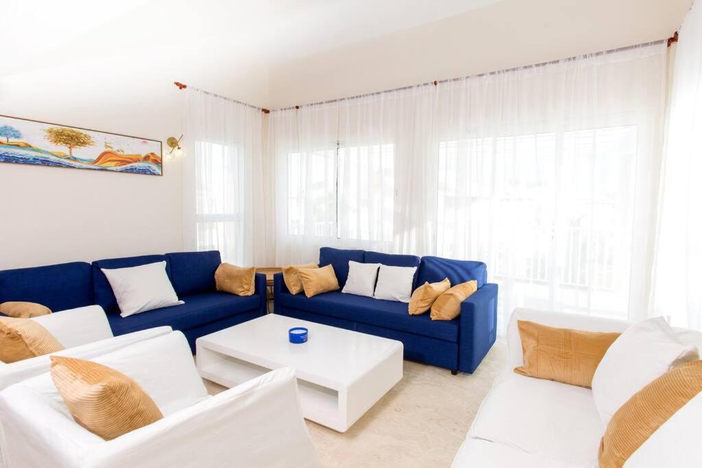 Pristine 4br Beachfront Getaway With Pool & Rooftop *