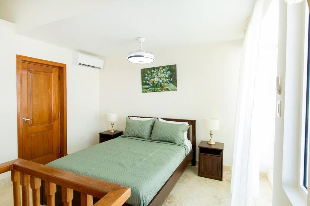 Pristine 4br Beachfront Getaway With Pool & Rooftop Apartment *