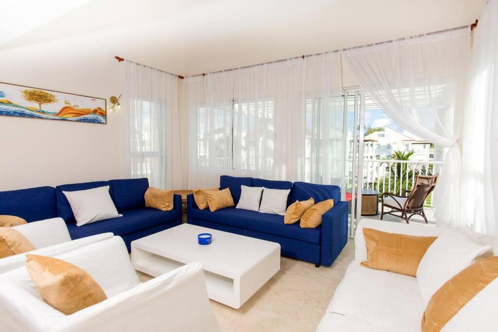 Pristine 4br Beachfront Getaway With Pool & Rooftop