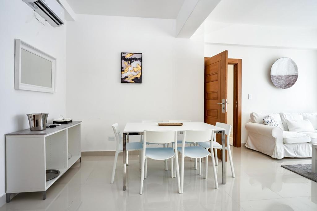 Escape Apartment, Balcony, Pool & Gym In La Julia * Santo Domingo