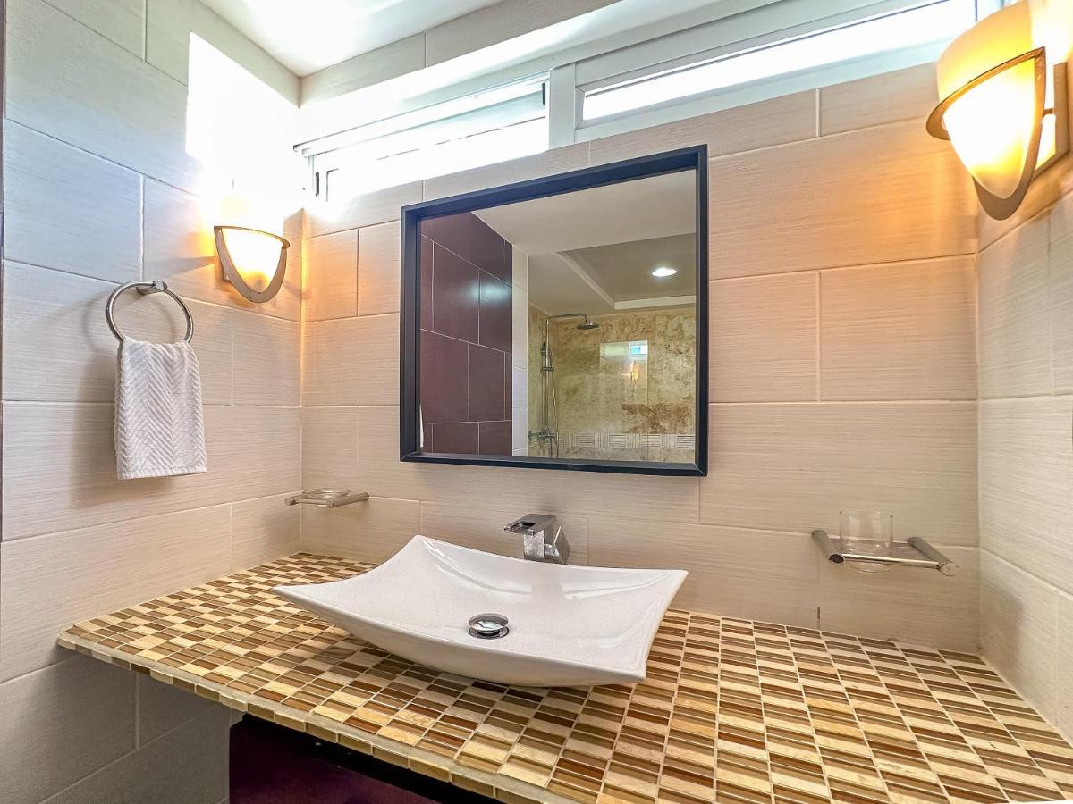 Incredible 3 Bedroom Penthouse W Bbq & Jacuzzi