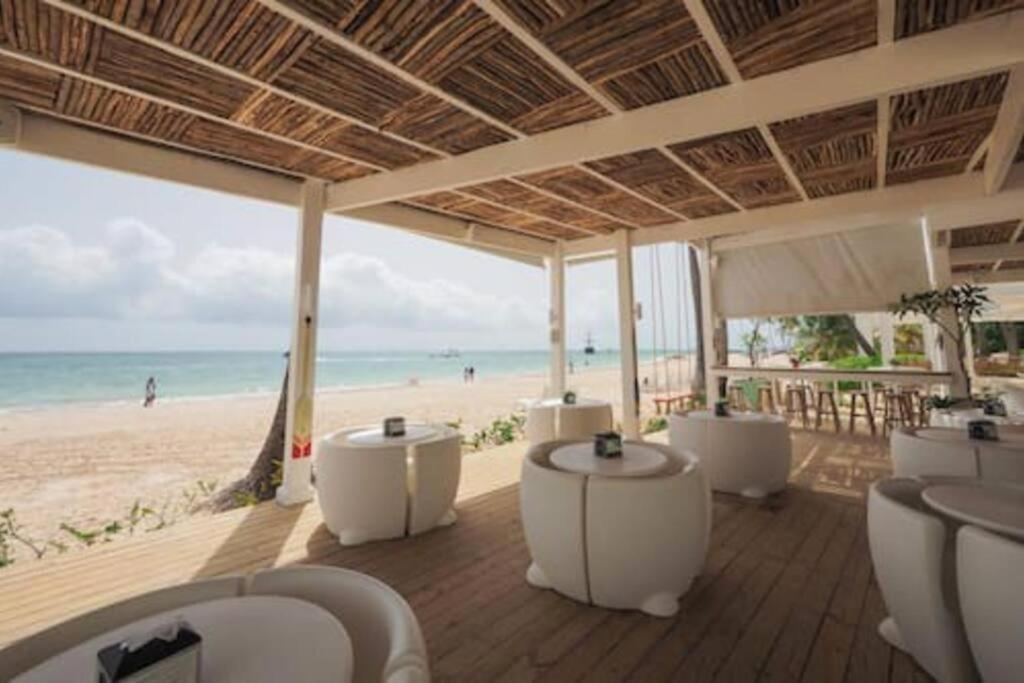 Apartment Pristine 4br Beachfront Getaway With Pool & Rooftop *