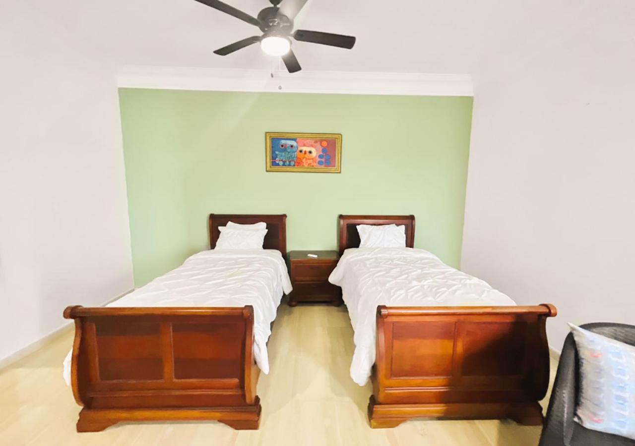 Exclusive 3 Bdr, Gym & Pool, Seaview, Luxury Tower Apartment *