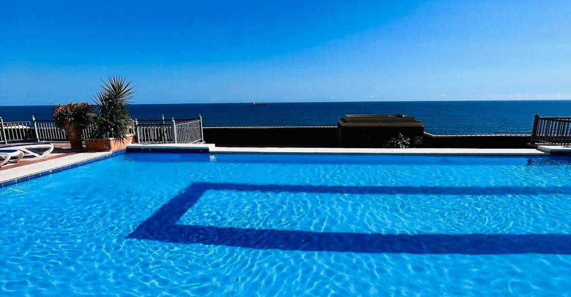 Exclusive 3 Bdr, Gym & Pool, Seaview, Luxury Tower Apartment *