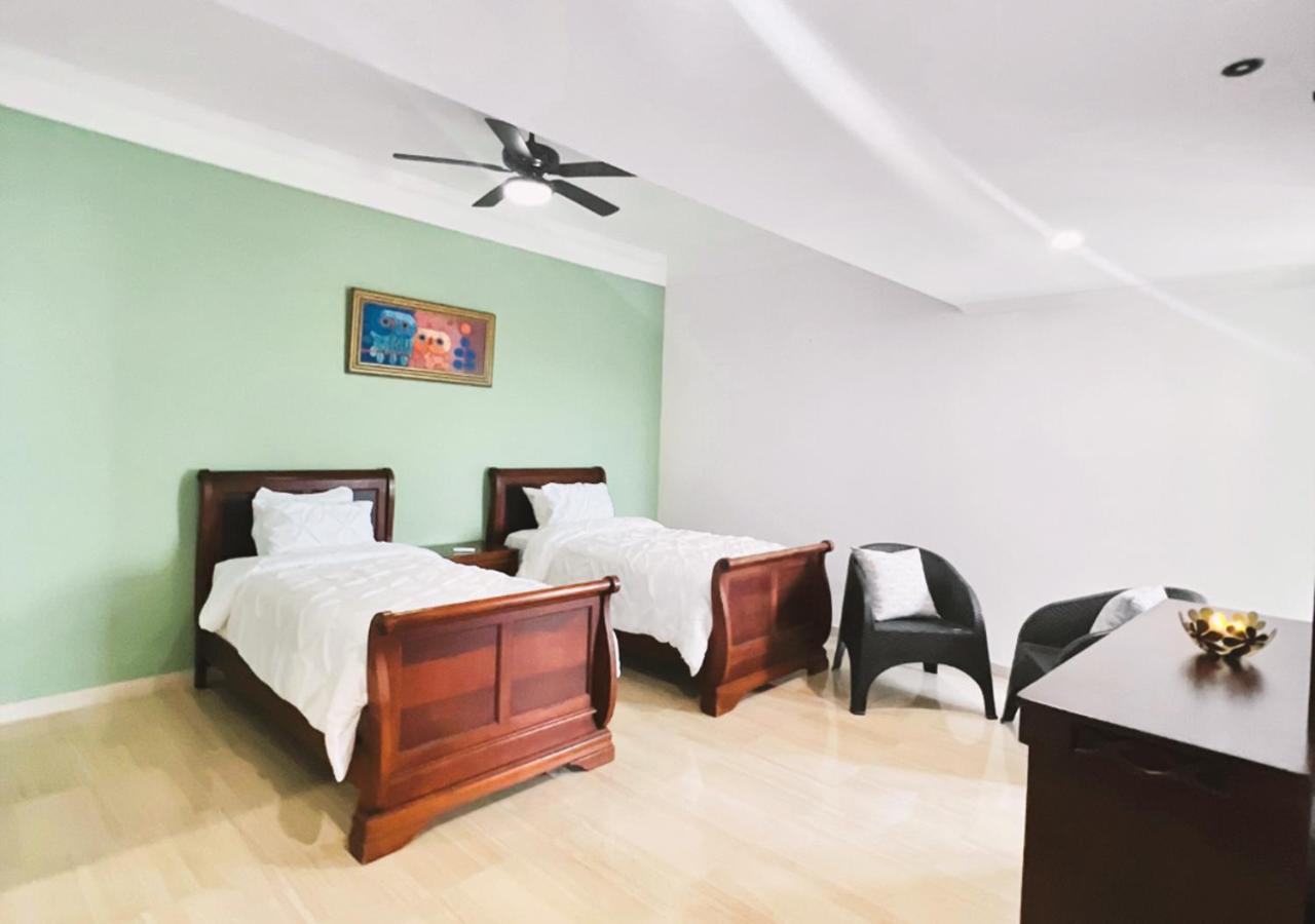 Exclusive 3 Bdr, Gym & Pool, Seaview, Luxury Tower Apartment *