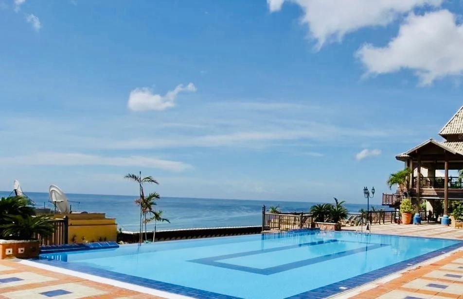 Exclusive 3 Bdr, Gym & Pool, Seaview, Luxury Tower Apartment