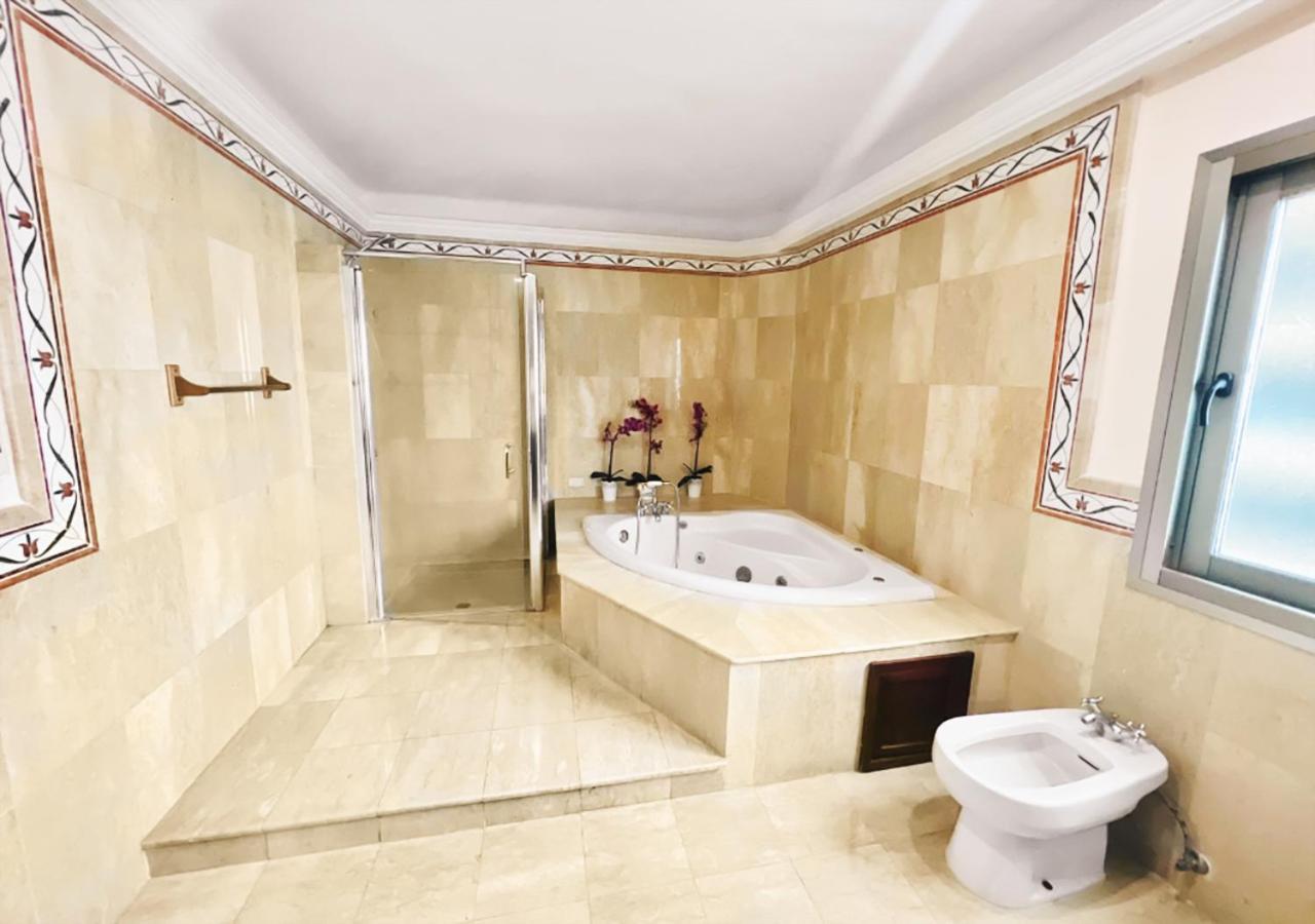 Exclusive 3 Bdr, Gym & Pool, Seaview, Luxury Tower Apartment *