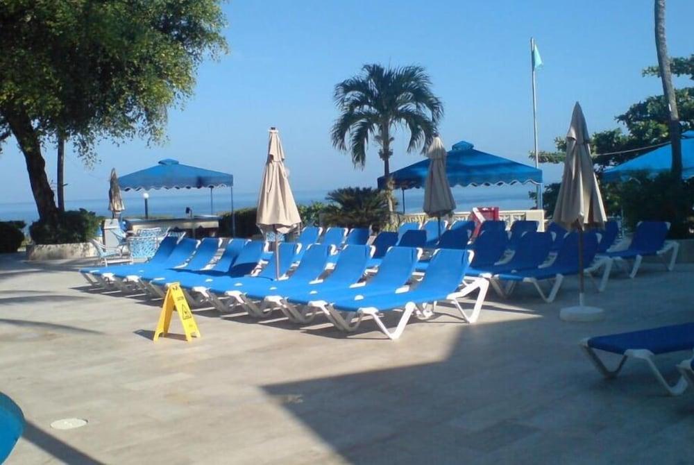 Hotel By The Sea 3*