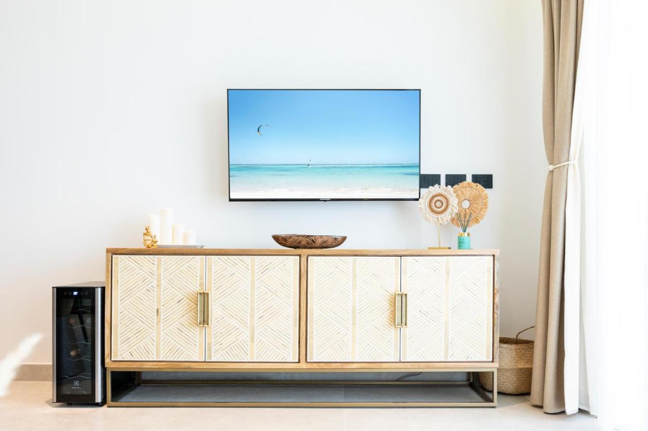 Aqua Esmeralda Luxury Front Apartment