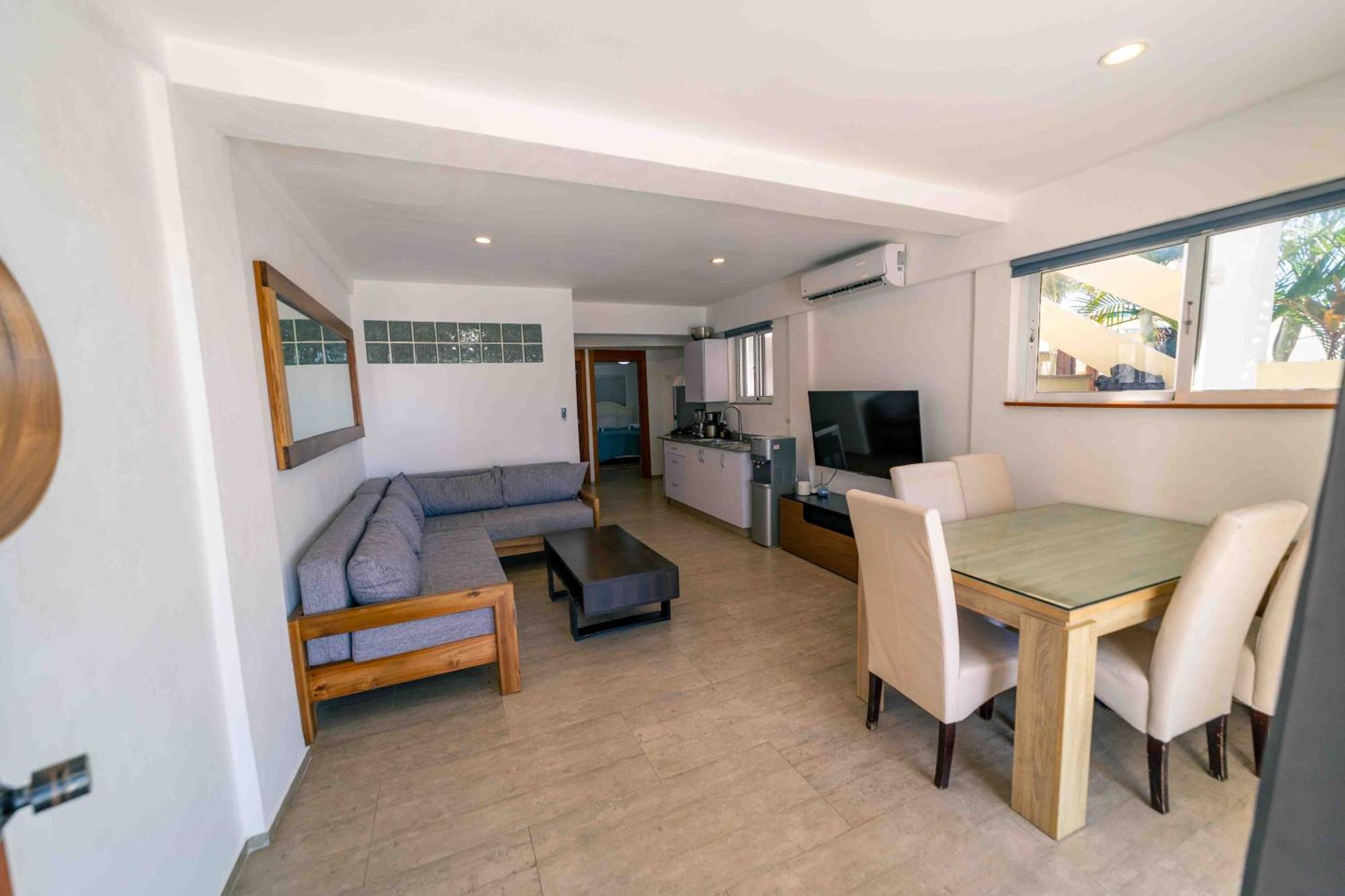 Kite Oceanfront 1st Row Two Bedrooms And Patio Apartment *