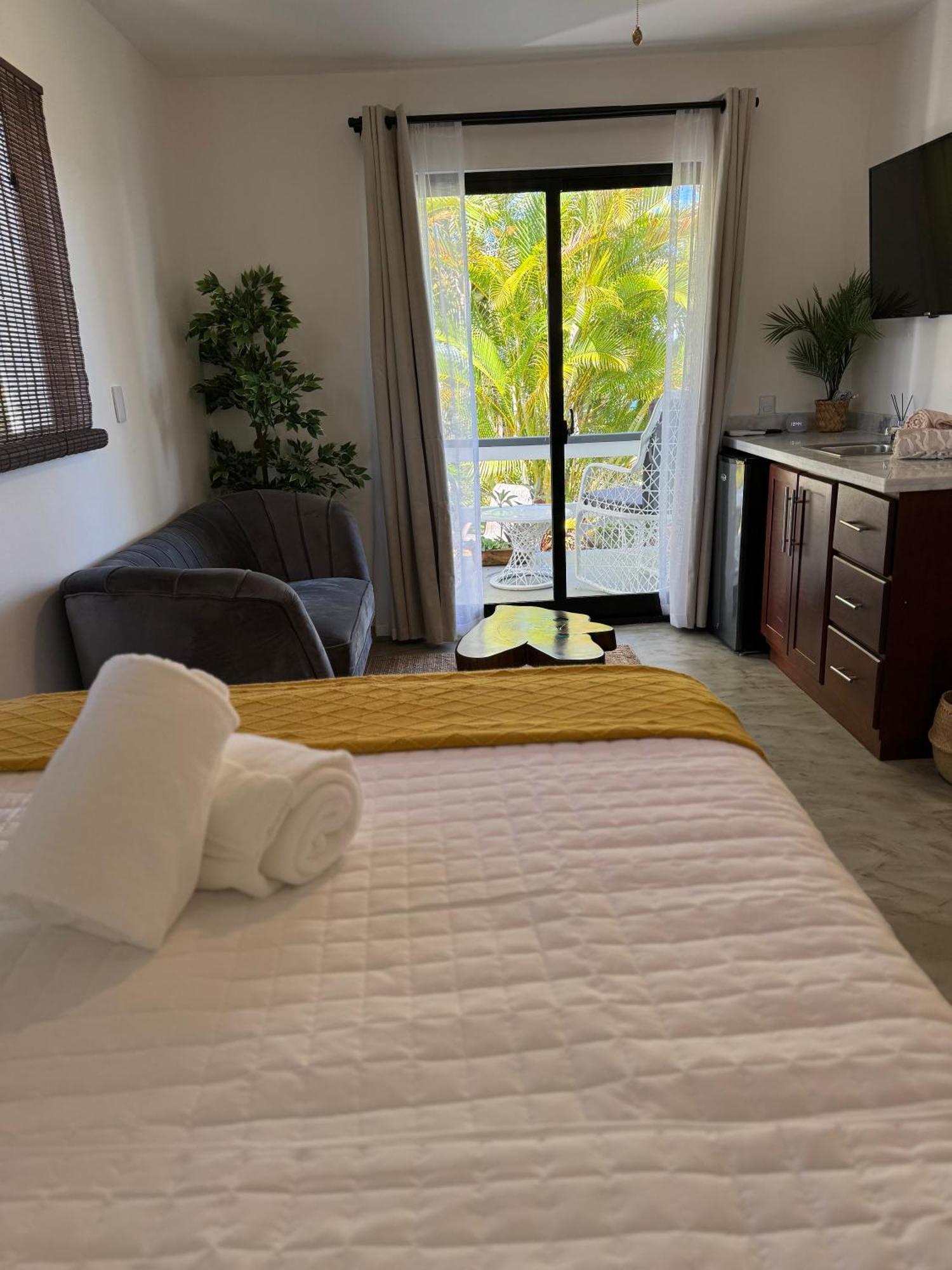Catalina, Oceanview Multi 2 Bd 2 Bath Units With Balcony And Pool Cabrera