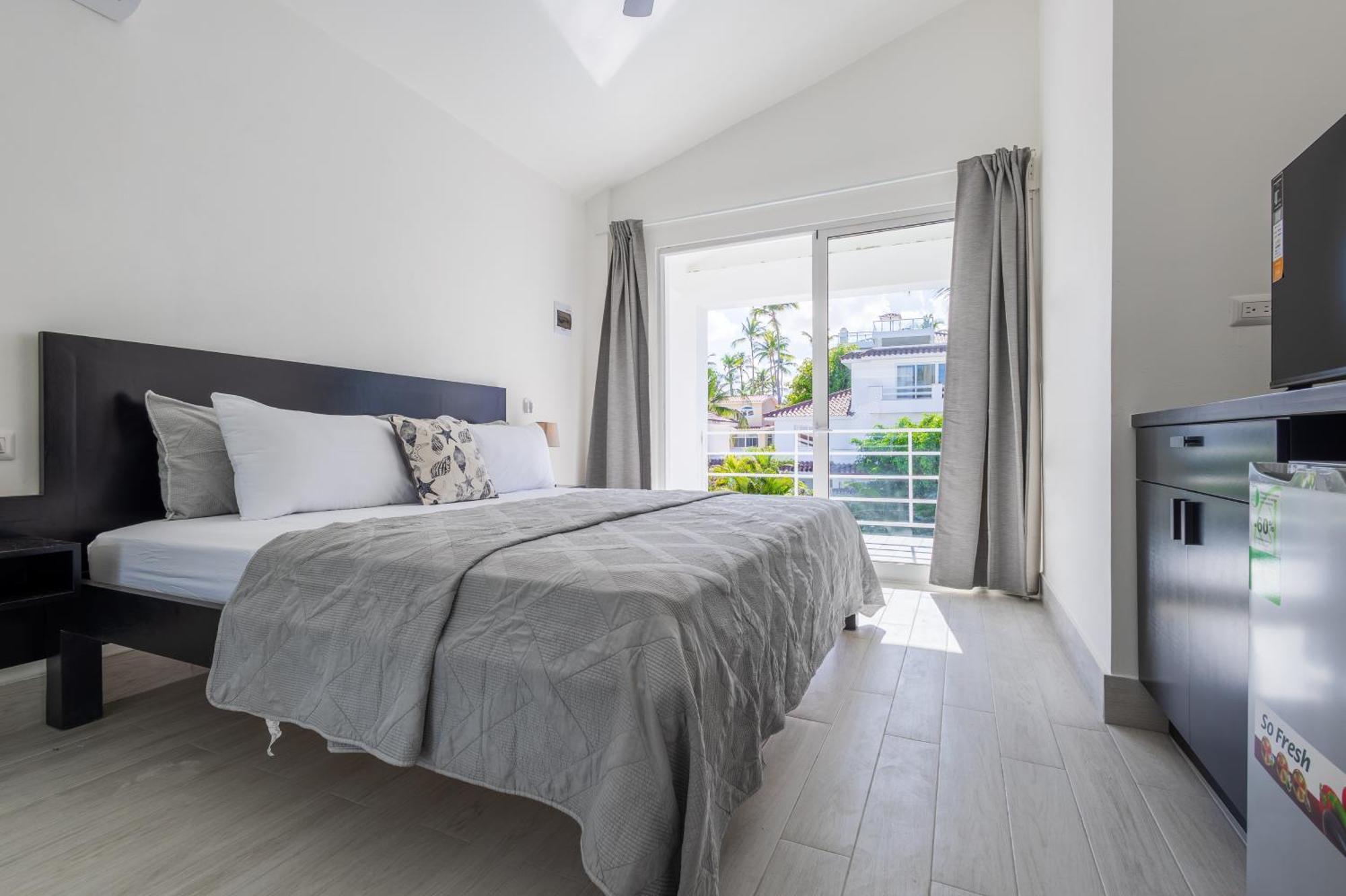Huge 8-bedroom With Private Pool - Corales Villa *