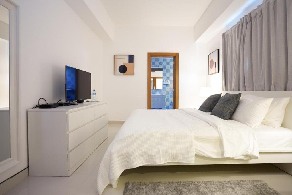 Escape Apartment, Balcony, Pool & Gym In La Julia Apartment