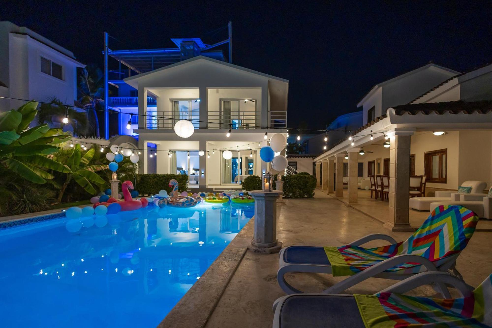 Huge 8-bedroom With Private Pool - Corales Villa