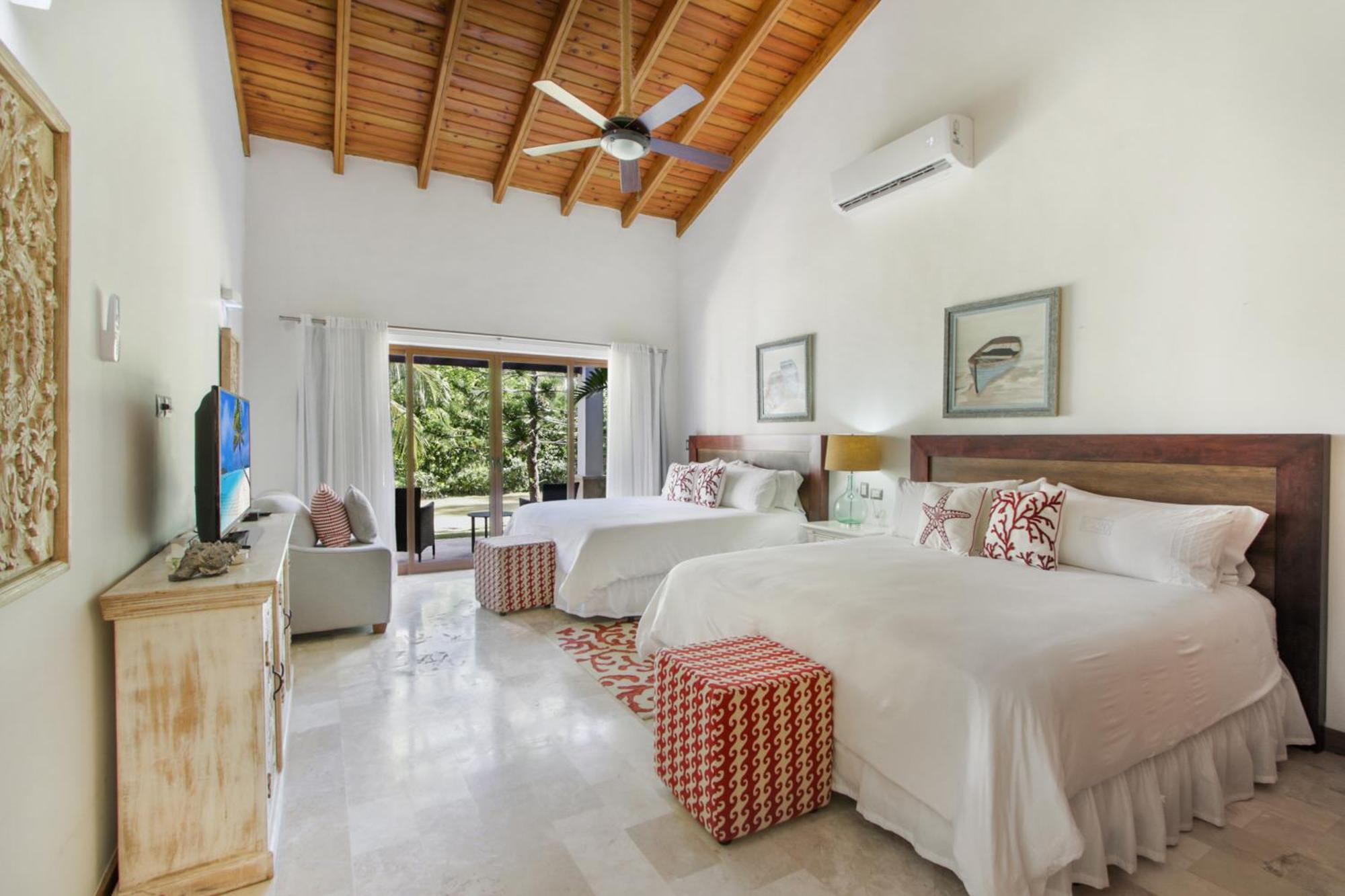 Stunning With Private Pool And Jacuzzi In