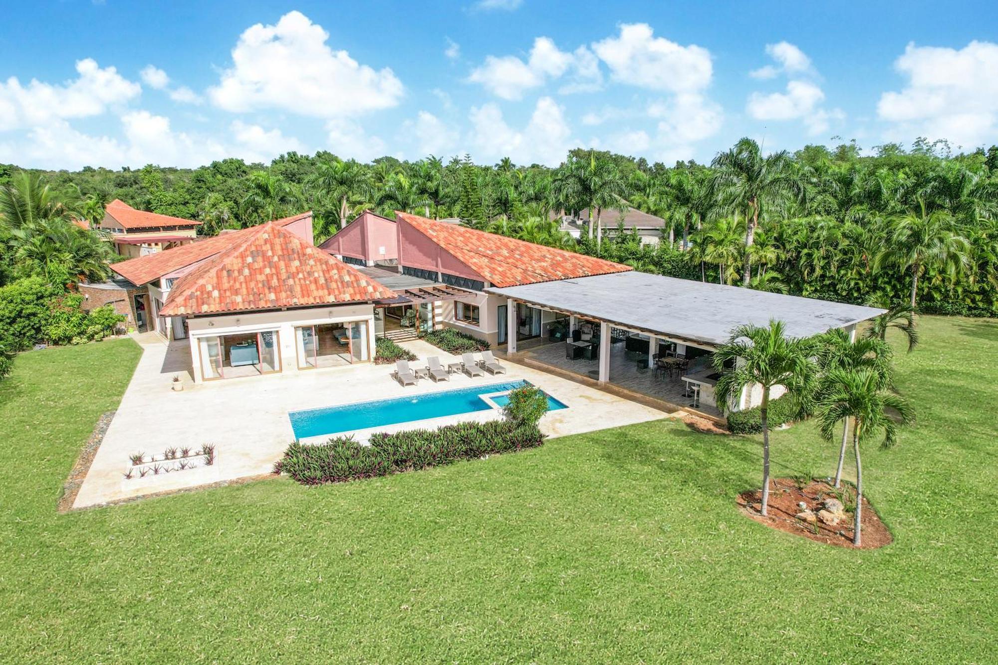 Villa Stunning With Private Pool And Jacuzzi In