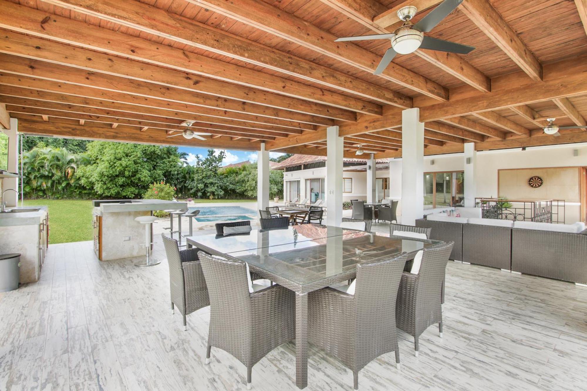 Villa Stunning With Private Pool And Jacuzzi In *