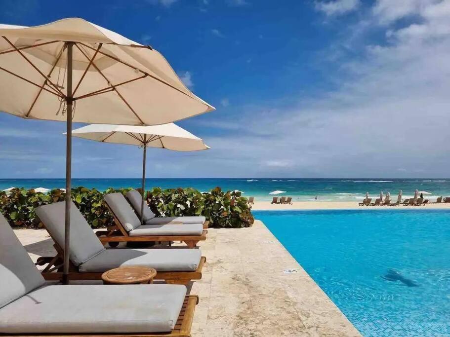 Paradise Pool Front And At Apartment